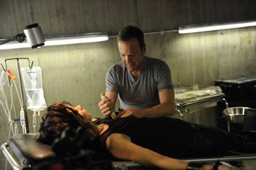 24:  LIVE ANOTHER DAY:   Jack (Kiefer Sutherland, R) tries to revive Chloe (Mary Lynn Rajskub, L) in Part One of the  "11:00 AM - 12:00 PM /12:00 PM - 1:00 PM" special two-hour Season Premiere episode of 24:  LIVE ANOTHER DAY airing Monday, May 5 (8:00-10:00 PM ET/PT) on FOX.  ©2014 Fox Broadcasting Co. Cr: Daniel Smith/FOX