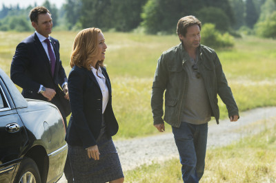 THE X-FILES: L-R: Guest star Joel McHale, Gillian Anderson and David Duchovny. The next mind-bending chapter of THE X-FILES debuts with a special two-night event beginning Sunday, Jan. 24 (10:00-11:00 PM ET/7:00-8:00 PM PT), following the NFC CHAMPIONSHIP GAME, and continuing with its time period premiere on Monday, Jan. 25 (8:00-9:00 PM ET/PT). The thrilling, six-episode event series, helmed by creator/executive producer Chris Carter and starring David Duchovny and Gillian Anderson as FBI Agents FOX MULDER and DANA SCULLY, marks the momentous return of the Emmy Award- and Golden Globe-winning pop culture phenomenon, which remains one of the longest-running sci-fi series in network television history. ©2015 Fox Broadcasting Co. Cr: Ed Araquel/FOX