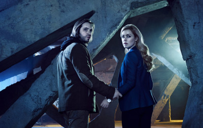 12 MONKEYS -- Season:1 -- Pictured: (l-r) Aaron Stanford as James Cole, Amanda Schull as Dr. Cassandra Railly -- (Photo by: Jeff Riedel/Syfy)