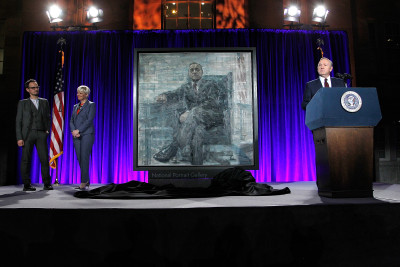 WASHINGTON, DC - FEBRUARY 22:  (L-R) Artist Jonathan Yeo, Portrait Gallery Director Kim Sajet, and Kevin Spacey attend the portrait unveiling and season 4 premiere of Netflix's "House Of Cards" at the National Portrait Gallery on February 22, 2016 in Washington, DC.  (Photo by Paul Morigi/Getty Images For Netflix)