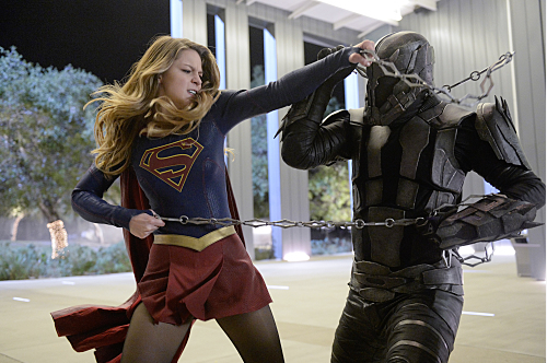  Supergirl (Melissa Benoist, left) does battle with the deadly Master Jailer (Jeff Branson, right), who is hunting and executing escaped Fort Rozz prisoners, on SUPERGIRL, Monday, Feb. 22 (8:00-9:00 PM, ET/PT) on the CBS Television Network. Photo: Darren Michaels/Warner Bros. Entertainment Inc. © 2016 WBEI.