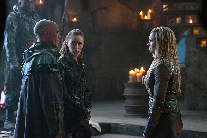 Pictured (L-R): Neil Sandilands as Titus, Alycia Debnam-Carey as Lexa, and Eliza Taylor as Clarke -- Credit: Diyah Pera/The CW -- © 2016 The CW Network, LLC. All Rights Reserved