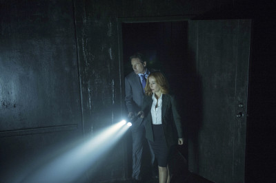 THE X-FILES:   L-R:  David Duchovny and Gillian Anderson in the "Home Again" episode of THE X-FILES airing Monday, Feb. 8 (8:00-9:00 PM ET/PT) on FOX.  ©2016 Fox Broadcasting Co.  Cr:  Ed Araquel/FOX