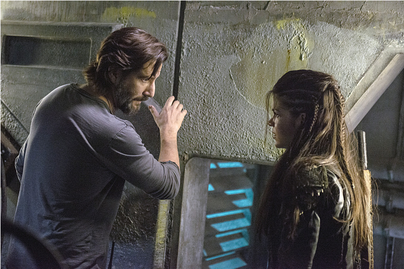 Pictured (L-R): Henry Ian Cusick as Kane and Marie Avgeropoulos as Octavia -- Credit: Cate Cameron/The CW 