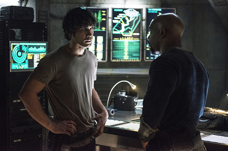 Pictured (L-R): Bob Morley as Bellamy and Michael Beach as Pike -- Credit: Cate Cameron/The CW 
