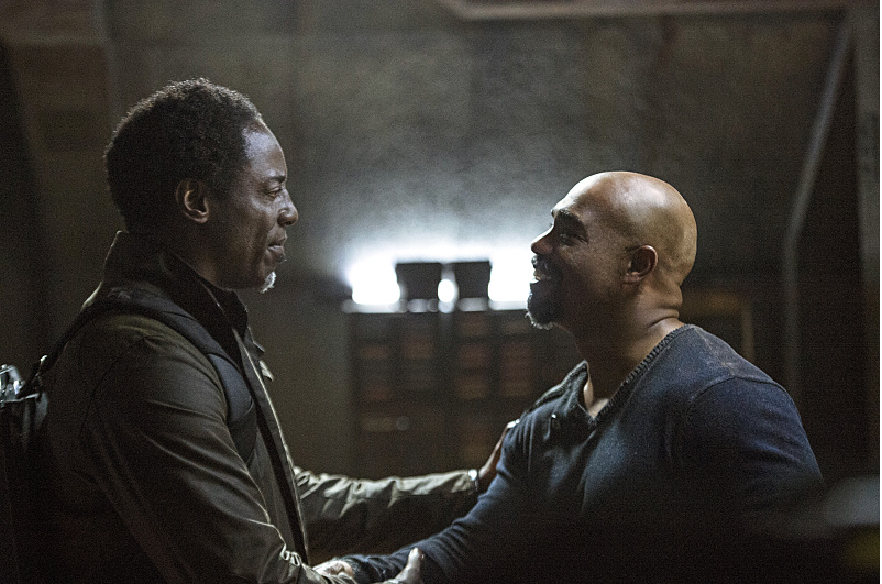 Pictured (L-R): Isaiah Washington as Jaha and Michael Beach as Pike -- Credit: Cate Cameron/The CW  