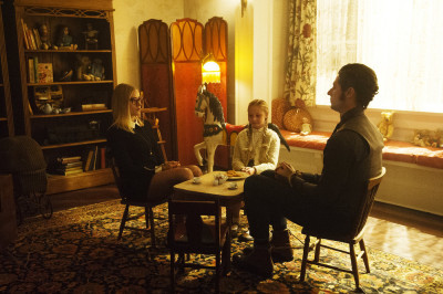 THE MAGICIANS -- "The Writing Room" Episode 109 -- Pictured: (l-r) Olivia Taylor Dudley as Alice, Sibyl Gregory as Beatrix, Hale Appleman as Eliot -- (Photo by: Carole Segal/Syfy)