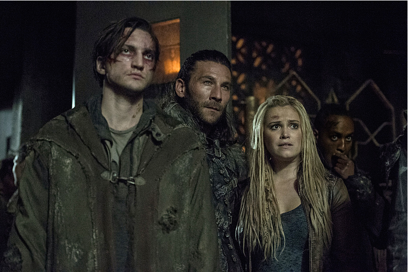Richard Harmon as Murphy, Zachary McGowan as Roan, and Eliza Taylor as Clarke -- Credit: Cate Cameron/The CW -- © 2016 The CW Network, LLC.