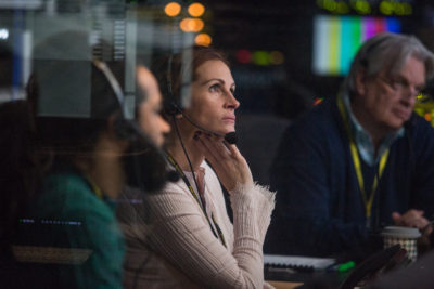 (l to r) Carsey Walker, Jr. (Sam Shaw), Julia Roberts (Patty Fenn) and James Warden (Jim) in TriStar Pictures' MONEY MONSTER.